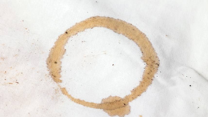 Mancha circular color café en mantel blanco