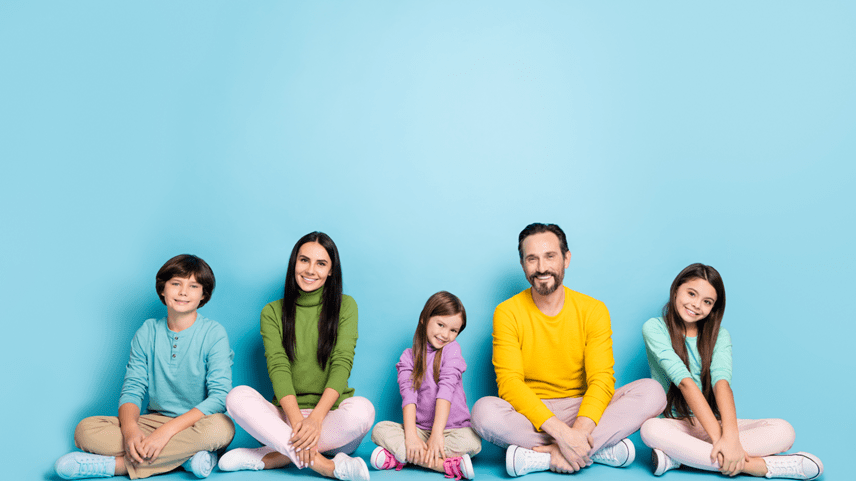 Famila sentada en el piso, familia de cinco, fondo azul